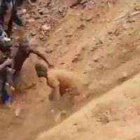 (SOUND) 콩고의 무너진 코발트 광산에서 인부를 구출하는 영상(56초)