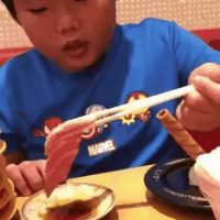 초밥 먹는 어린이