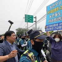 윤석열의 모내기 행사에서 600m 떨어진 곳의 농민들의 시위 모습