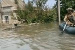 우크라이나 댐 파괴로 수몰된 마을에서 구조된 개