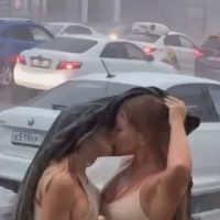 빗속에 키스하는 커플.gif