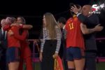 (ㅎㅇ) 스페인축구협회 회장은 여자월드컵 결승 시상식중 스페인 여자 축구선수에게 갑자기 강제키스를 갈김