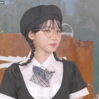 안경 만지는 김채원