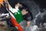 해양경찰관이 한밤 400ｍ 헤엄쳐 바다에 빠진 여성 구조 ㄷㄷㄷ