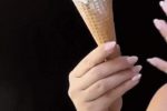 아이스크림 먹는 서양 비키니 처자 몸매