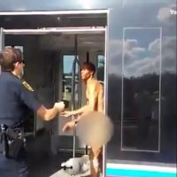 (SOUND)나체로 경찰 뺨때렸다가 테이저건 맞는 영상