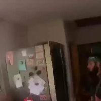 (SOUND)하마스가 공개한 인질들을 납치하고 집에다 불을 지르는 영상
