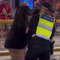 ㅇㅎ)여자 체포하는 호주 경찰