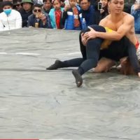 베트남의 레슬링 남녀 대결