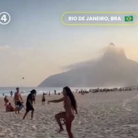 (SOUND)ㅇㅎ) 해변에서 축구공 갖고 노는 브라질녀들.mp4