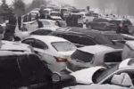 눈이 내린 중국의 고속도로 gif