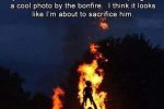 아내가 모닥불 앞에 애기 들고 있는거 사진 찍어줬다