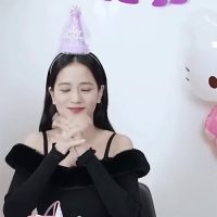 오프숄더 입고 생일 파티 영상 올린 블랙핑크 지수