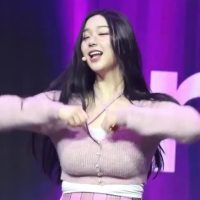 [기타] 분홍색 크롭 스웨터 트리플에스 김채연