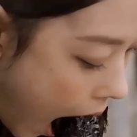 눈감고 김밥 먹는 뉴진스 해린 (2)