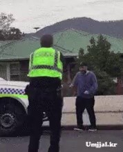 칼든사람 제압하는 호주경찰.gif