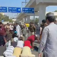 (SOUND)길막고 기도하는 이슬람들 발로차는 인도경찰
