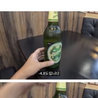 북한 식당에서 북한 여종업원한테 농담 던지는 여행 유튜버