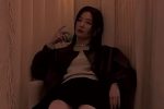 레드벨벳 슬기 볼륨있는 시스루 + 앞트인 치마 - WWD KOREA
