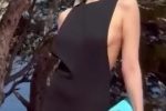 등과 사이드붑이 보이는 과감한 홀터넥 드레스 블랙핑크 제니