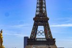 에펠탑에 설치된 올림픽 오륜기