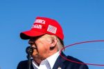 뉴욕 타임즈 사진작가가 찍은 트럼프 뒤로 날아가는 총알